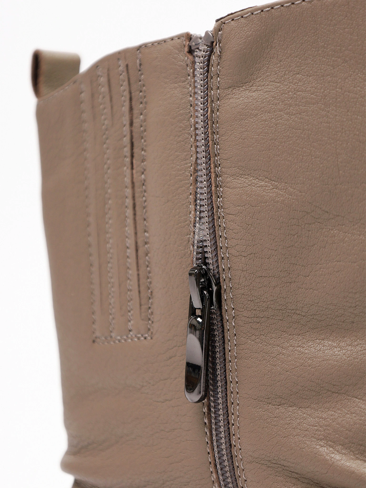 Сапоги серого цвета на среднем широком каблуке с мягкими складками